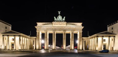 Berlin 'deki Branderburgen tor' un gece görüşü.