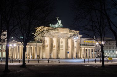 Berlin 'deki Branderburgen tor' un gece görüşü.