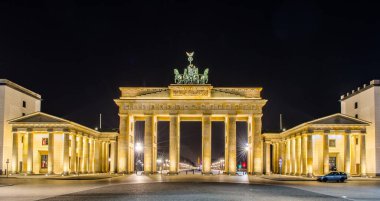Berlin 'deki Branderburgen tor' un gece görüşü.