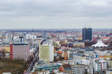 Berlin 'in Potzdamer Platz' daki gökdelenin tepesinden görünüşü..