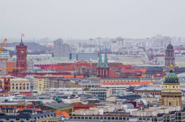 Berlin 'in kırmızı belediye binası ve jandarma kiliseleri gibi ünlü anıtlarıyla hava manzarası.