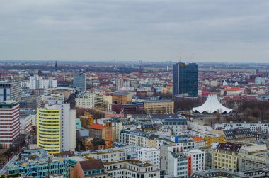 Berlin 'in Potzdamer Platz' daki gökdelenin tepesinden görünüşü..