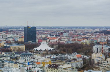 Berlin 'in Potzdamer Platz' daki gökdelenin tepesinden görünüşü..