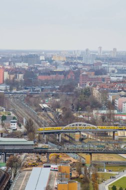 Berlin 'de demiryolu üzerinden geçen bir çok köprünün havadan görüntüsü.