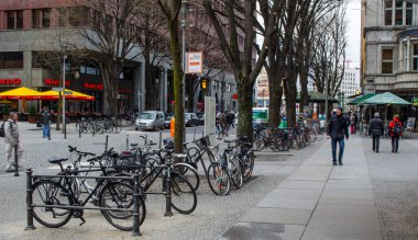 İnsanlar Berlin 'deki Potzdamer Platz' a giden alışveriş sokağında yürüyorlar..