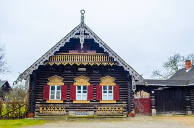 Alman şehri potsdam 'da Rus kolonisinde tipik ahşap dekore edilmiş ev..