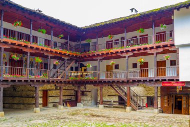 Bulgaristan 'daki ünlü Truva manastırının iç avlusunun manzarası