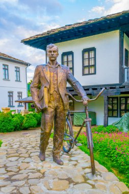 İspanya 'nın Truva şehrinde bisikletli bir adamın heykeli.