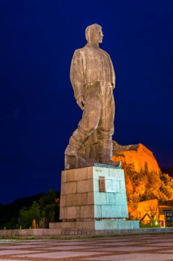 İspanya 'nın Lovech şehrinde bulunan ulusal kahraman Vasil Levski için aydınlatılmış anıt