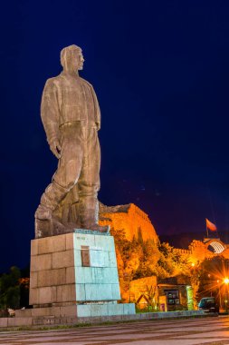İspanya 'nın Lovech şehrinde bulunan ulusal kahraman Vasil Levski için aydınlatılmış anıt