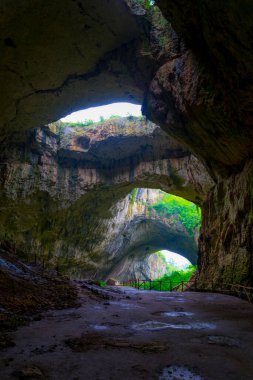 Bulgaristan 'daki Devetashka mağarası, Lovech yakınlarında.