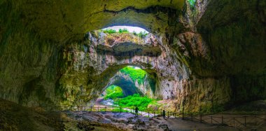 Bulgaristan 'daki Devetashka mağarası, Lovech yakınlarında.