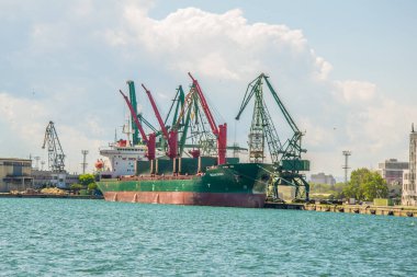 Bulgaristan 'daki varna limanının sanayi bölgesinin manzarası.