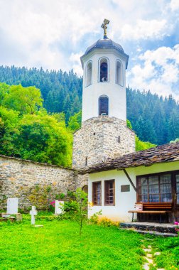 Rodop dağlarındaki Shiroka laka köyündeki eski bir kilise manzarası, Bulgari