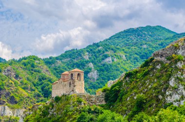 Rodopes Dağı 'ndaki Asen Kalesi' nin içindeki Kutsal Meryem Ana Kilisesi 'nin görüntüsü, Asenovgrad, Bulgari