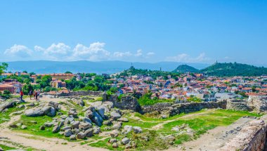 Bulgaristan 'da Filibe' nin bir kale harabesinin arkasındaki manzarası