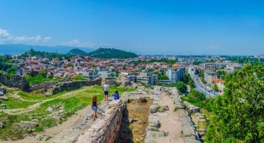 Bulgaristan 'da Filibe' nin bir kale harabesinin arkasındaki manzarası