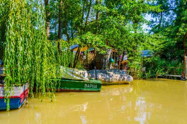 Bulgaristan 'da ropotamo nehrinde gemi gezisi yapan demirlemiş ve bekleyen bir tekne manzarası