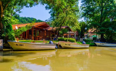 Bulgaristan 'da ropotamo nehrinde gemi gezisi yapan demirlemiş ve bekleyen bir tekne manzarası