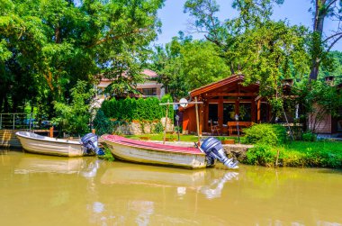 Bulgaristan 'da ropotamo nehrinde gemi gezisi yapan demirlemiş ve bekleyen bir tekne manzarası