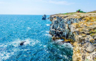 Bulgari 'deki Karadeniz kıyısında duran kamen bryag kayalıklarının manzarası