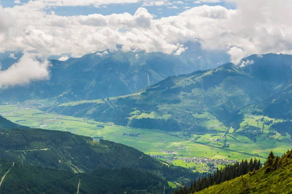 Avusturya 'nın Salzburg bölgesindeki Zell am yakınlarındaki ünlü Pinzgauer spaziergang yürüyüş yolu boyunca uzanan Alpleri görüyorsunuz..