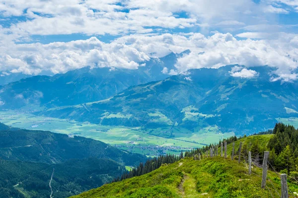 Avusturya 'nın Salzburg bölgesindeki Zell am yakınlarındaki ünlü Pinzgauer spaziergang yürüyüş yolu boyunca uzanan Alpleri görüyorsunuz..