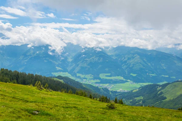 Avusturya 'nın Salzburg bölgesindeki Zell am yakınlarındaki ünlü Pinzgauer spaziergang yürüyüş yolu boyunca uzanan Alpleri görüyorsunuz..