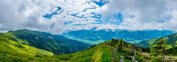 有名なハイキングコースに沿ってアルプスの景色Zell Am近くのPinzgaer Spaziergangオーストリアのザルツブルク地域を参照してください — ストック写真