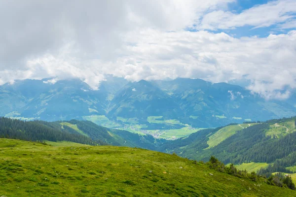 Avusturya 'nın Salzburg bölgesindeki Zell am yakınlarındaki ünlü Pinzgauer spaziergang yürüyüş yolu boyunca uzanan Alpleri görüyorsunuz..