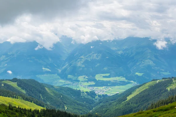Avusturya 'nın Salzburg bölgesindeki Zell am yakınlarındaki ünlü Pinzgauer spaziergang yürüyüş yolu boyunca uzanan Alpleri görüyorsunuz..