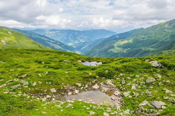 Avusturya 'nın Salzburg bölgesindeki Zell am yakınlarındaki ünlü Pinzgauer spaziergang yürüyüş yolu boyunca uzanan Alpleri görüyorsunuz..