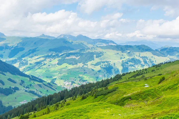 Avusturya 'nın Salzburg bölgesindeki Zell am yakınlarındaki ünlü Pinzgauer spaziergang yürüyüş yolu boyunca uzanan Alpleri görüyorsunuz..