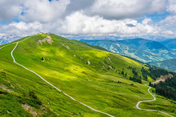 Avusturya 'nın Salzburg bölgesindeki Zell am yakınlarındaki Alplerdeki Pinzgauer spaziergang yürüyüş yolunun manzarası..