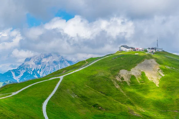 Avusturya 'nın Salzburg bölgesindeki Zell am yakınlarındaki Alplerdeki Pinzgauer spaziergang yürüyüş yolunun manzarası..