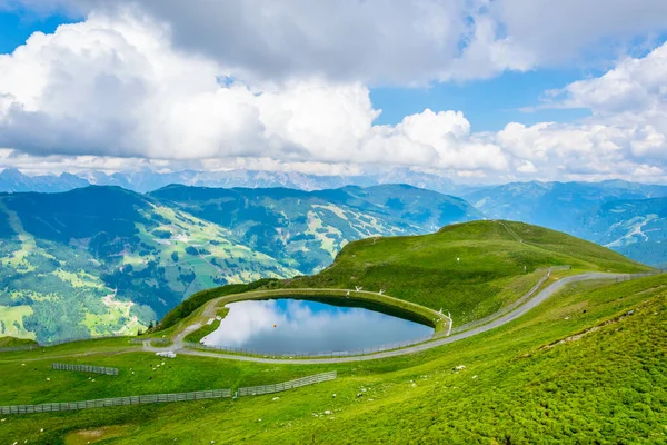 Avusturya 'nın Salzburg bölgesindeki Zell am yakınlarındaki Alplerdeki Pinzgauer spaziergang yürüyüş yolunun manzarası..