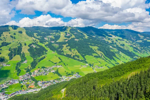 Avusturya 'daki Saalbach köyünün havadan görünüşü.
