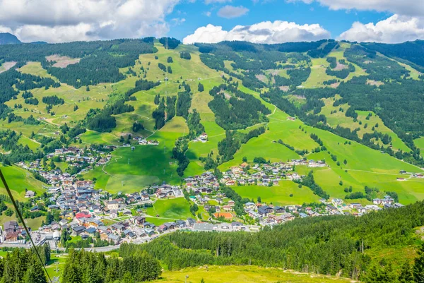 Avusturya 'daki Saalbach köyünün havadan görünüşü.