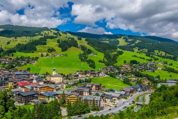 Avusturya 'daki Saalbach köyünün havadan görünüşü.