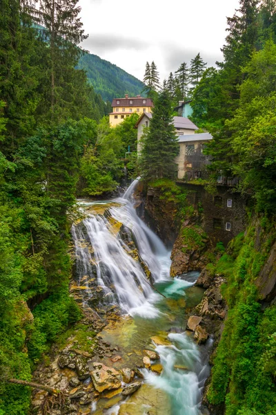 Avusturya şehrinde şelale manzarası Kötü Gastein.