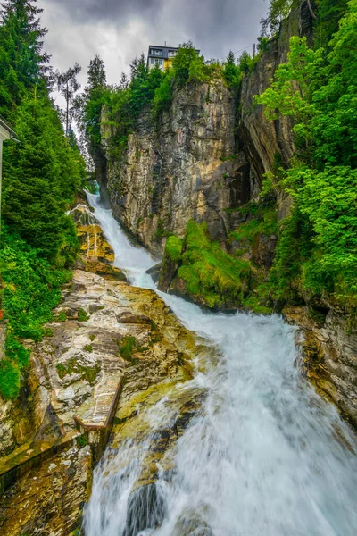 Avusturya şehrinde şelale manzarası Kötü Gastein.