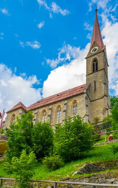 奥地利滑雪和温泉度假胜地巴丹 加斯坦以教区教堂和流经市中心的水墙为主 — 图库照片