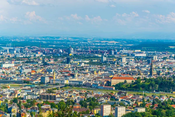 Linz Avusturya şehrin havadan görünümü.