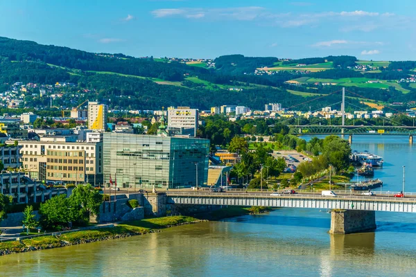 Avusturya 'nın Linz kentindeki Ars Electronica Bilim Müzesi manzarası.