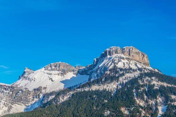 オーストリアのロサー山が支配する悪いオーストリアのスキーリゾート — ストック写真