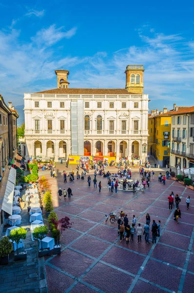 People Strolling Piazza Vecchia Bergamo Ital — стоковое фото