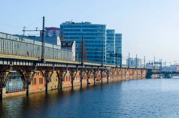 Berlin 'deki Jannowitzbrucke tren istasyonuna tren geliyor. Jannowitz köprüsünün yanında..