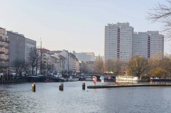 Manzara muhlendamm schleuse sluice teknelerin Berlin 'de farklı seviyelerde eğlence nehrini geçmesine yardımcı olur..