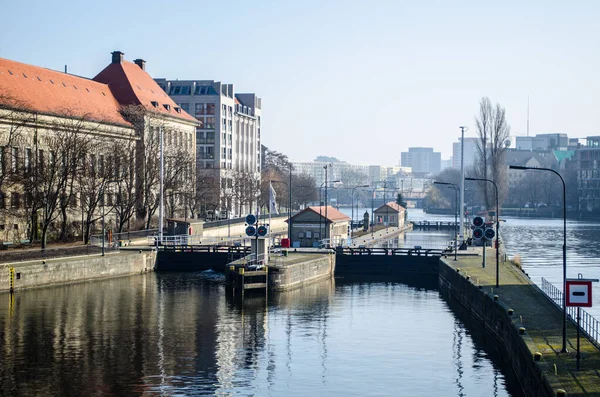 Manzara muhlendamm schleuse sluice teknelerin Berlin 'de farklı seviyelerde eğlence nehrini geçmesine yardımcı olur..