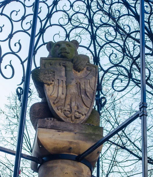 Statue Bear Locked Cage Holding Coat Arms Berlin — Stok fotoğraf